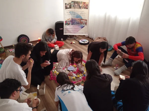 Nuestro equipo y colaboradores de Sentipensarte creando un mandala