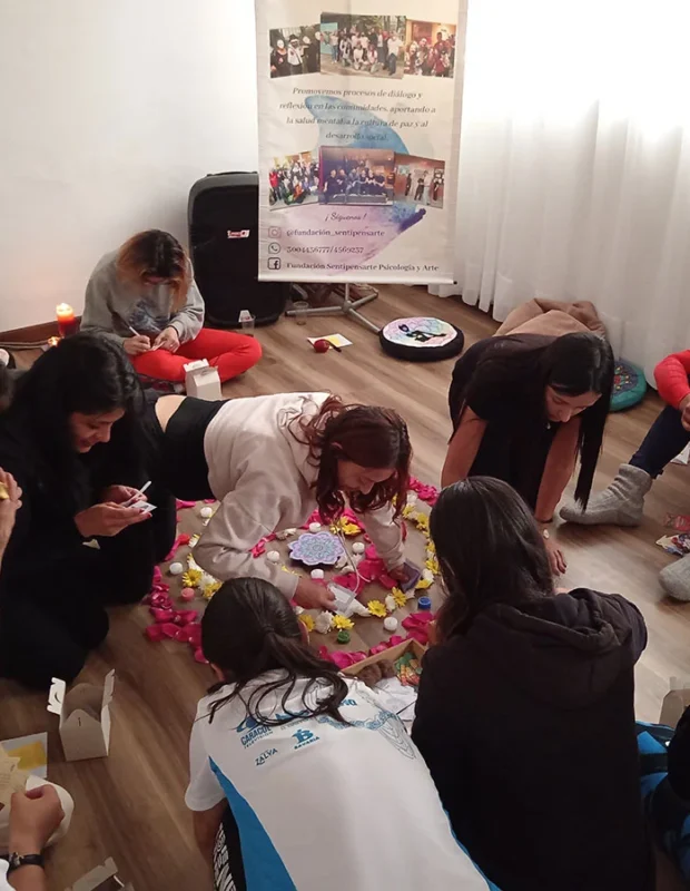 Nuestro equipo y colaboradores de Sentipensarte creando un mandala