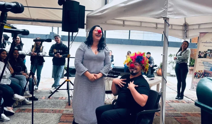 Nuestro equipo Sentipensarte en el teatro Clown y usando peluquín